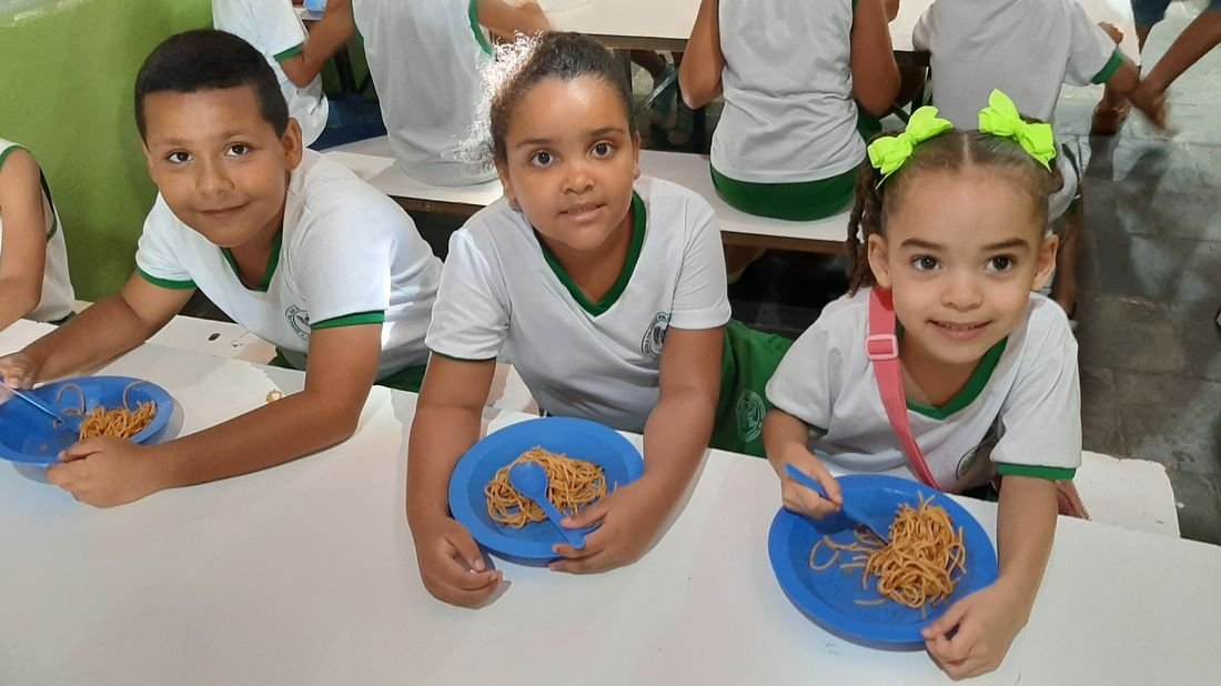 Crianças recebendo alimentação