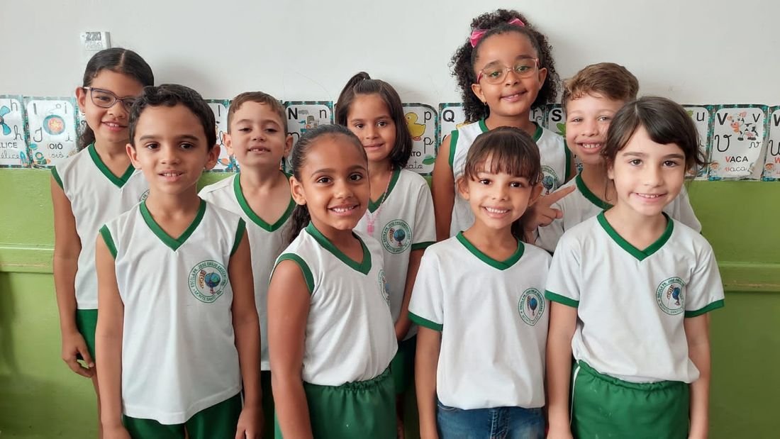 Alunas da escola sorrindo
