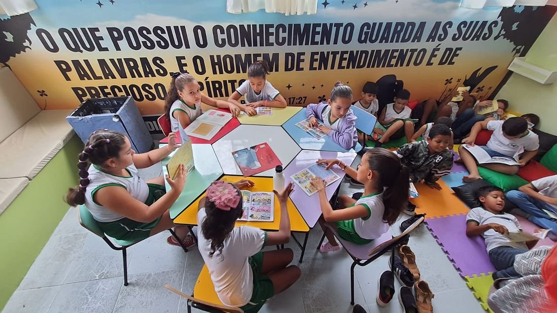 Alunos na biblioteca