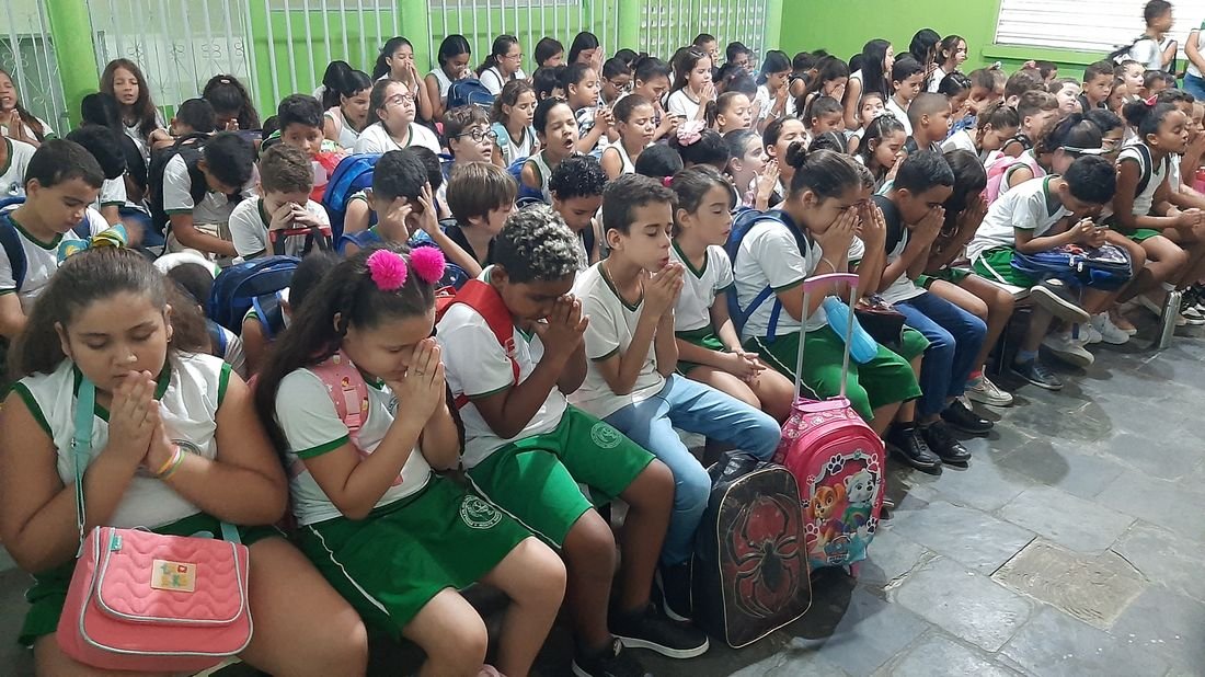 Alunos reunidos na devocional
