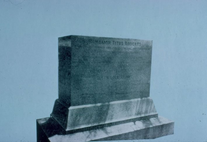 O túmulo de Benjamin Titus Roberts.
