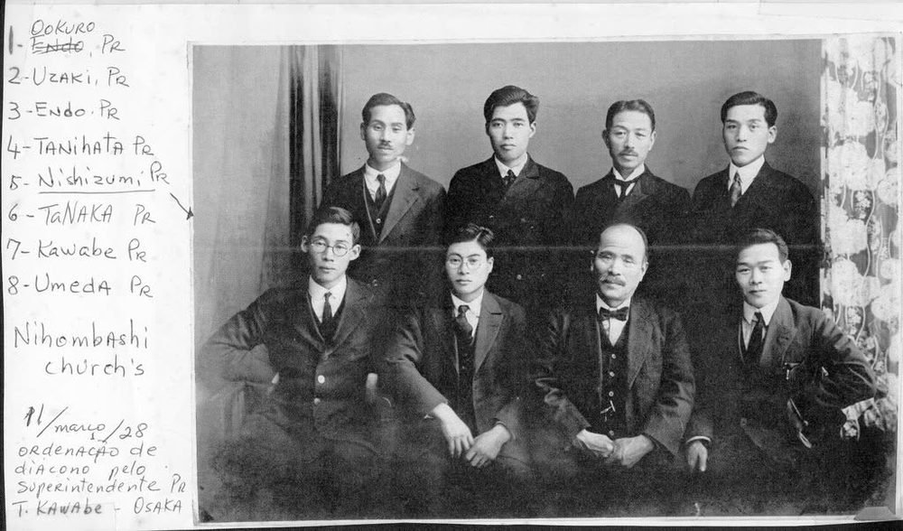 Ordenação ao diaconato em Osaka, no dia 11 de março de 1928, pelo superintendente Teikichi Kawabe (Nishizumi, ao centro).