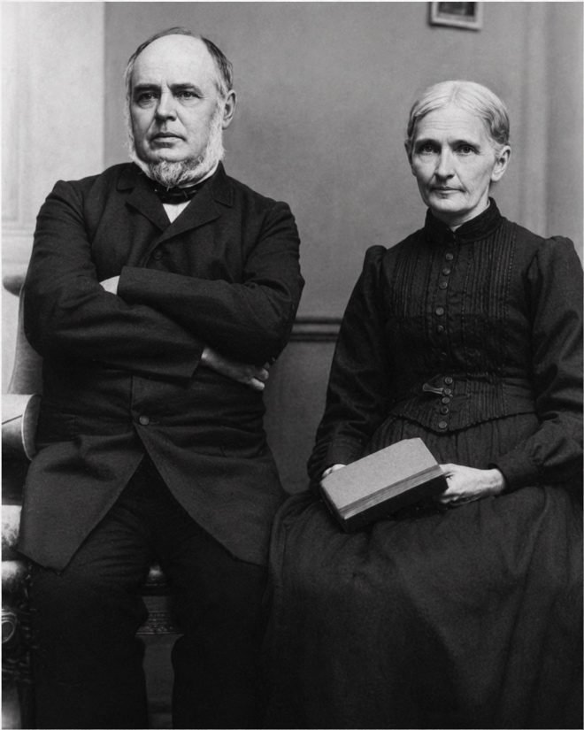 “A Ellen, por 42 anos fielmente ao meu lado” — a dedicatória de Ordaining Women .