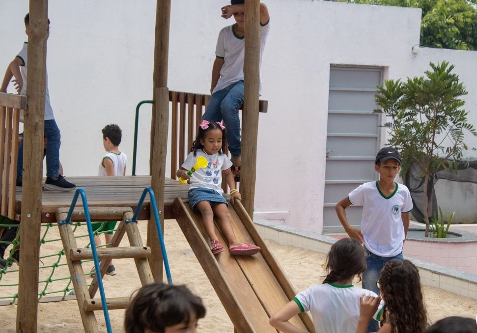 Crianças no parquinho