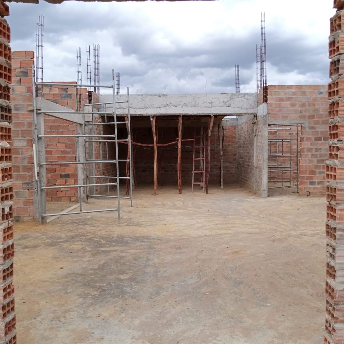 Obra do Centro Alicerce com andaimes
