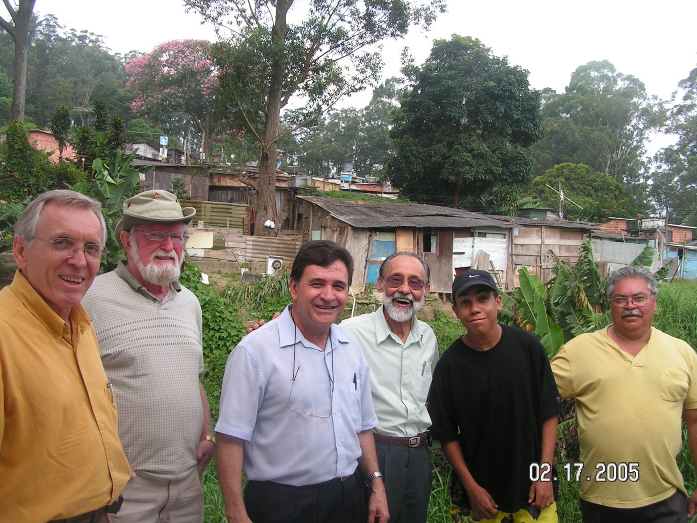 Voluntários e liderança local no canteiro de obras