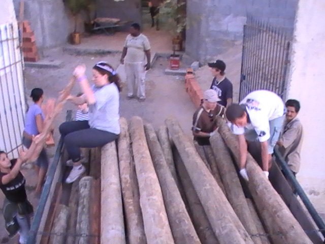Mutirão carregando madeira em Santa Inês, Suzano