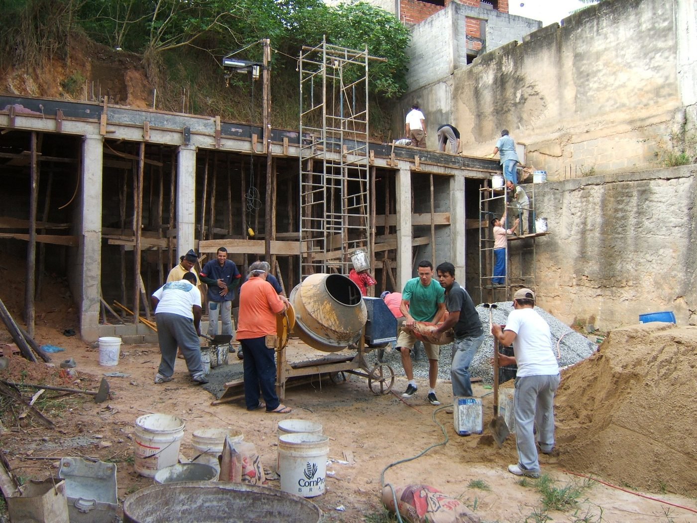 Mutirão com betoneira em Jardim dos Pinheiros